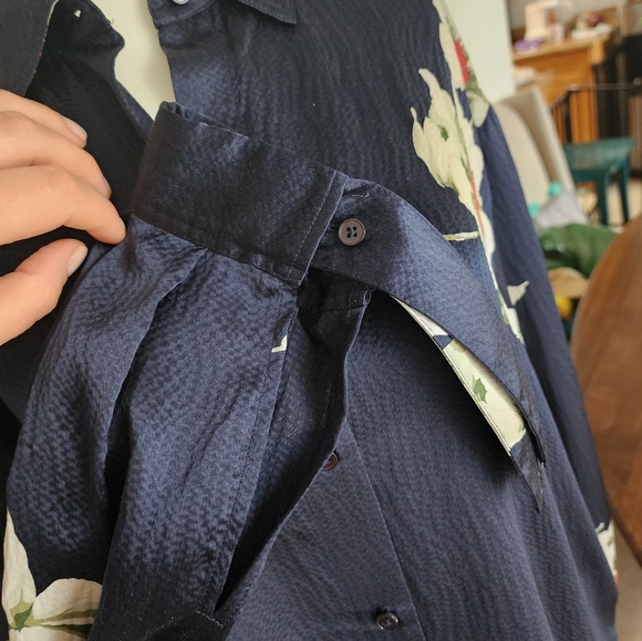 Vince 100% Silk Blue Floral Button Up Collar Shirt Sz. S - Picture 9 of 10